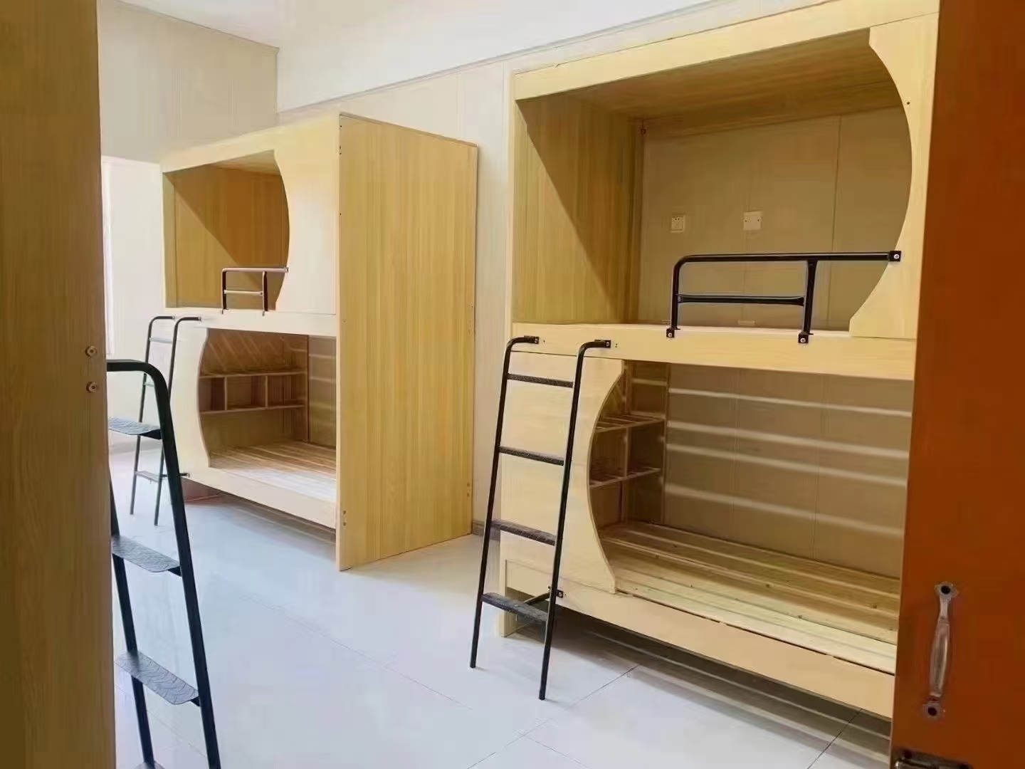 8人间公共休息区(每层自助洗衣房)